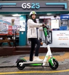 GS칼텍스주유소·GS25 “공유 전동킥보드 충전하러 오세요”