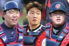 주전 포수 정해진 것 없다 허문회 감독, 포수 3인방 경쟁구도에 흐뭇