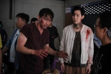 다만 악에서 구하소서 현장 스틸 공개 열정 깡패 황정민, 멋짐 폭발 이정재