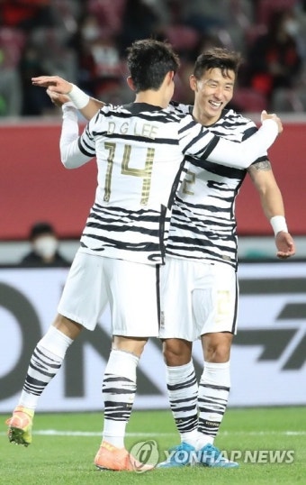 '월반한' 이동경-이동준, 선제골 합작…벤투호, 1-0 리드(후반 진행중)