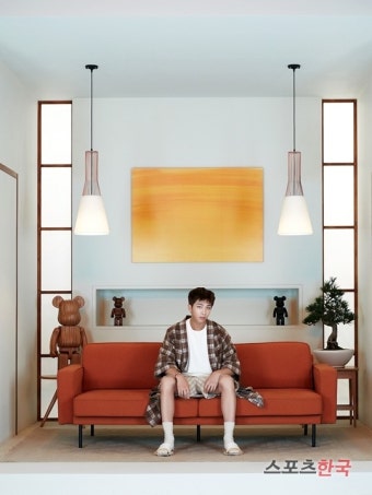 방탄소년단 RM, 새 앨범 'BE' 콘셉트 포토… 나무 소재 소품에 포인트