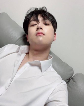 이찬원, 데뷔 2주년 맞아 감사 인사…'치명적인 턱선' 셀카 사진 선물도