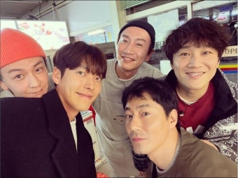 김우빈, 차태현·조인성·임주환·이광수와 훈훈한 기념 사진 