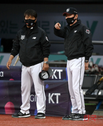 '잇몸으로 버틴다' 이강철 감독, '황재균 3번' 묘수로 클린업 고정[스한 라인업]
