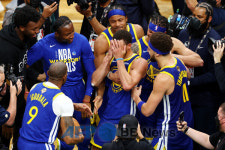 골든스테이트, NBA우승에 MVP 커리 '눈물 펑펑' [포토스토리]