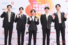 팬타곤, 빵 터지는 포즈