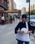 송혜교, 뉴욕서도 반려견 루비와 함께…편한 차림도 눈부신 비주얼