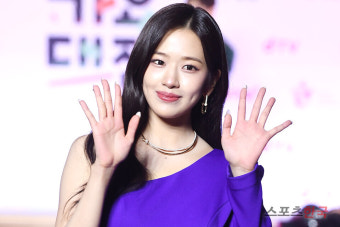 아이브 안유진,  우아한 손인사