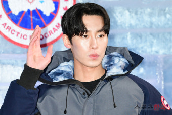 이재욱,  시크한 브이