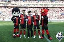 축구화 댄스 임영웅에 깔끔 청소 영웅시대, 상암벌 수놓은 진정한 히어로