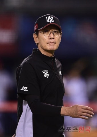 KBO, '선수단 철수 지시' 이강철 감독에게 경고 조치