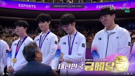 '출전은 안했지만'… '페이커' 이상혁, 금메달 받자 중국팬들 환호[AG 스틸컷]