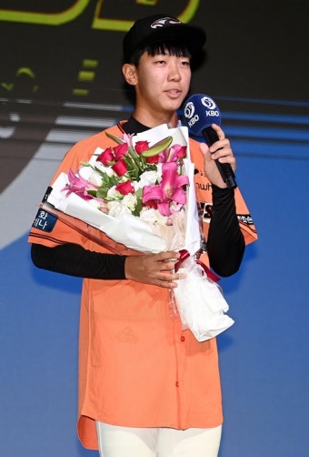 '미래 한화 에이스' 황준서, '2023 퓨처스 스타대상' 야구 대상 받았다