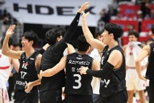 3점슛 14개 폭발… KT, '4연승' LG 제압하고 공동 2위로 점프
