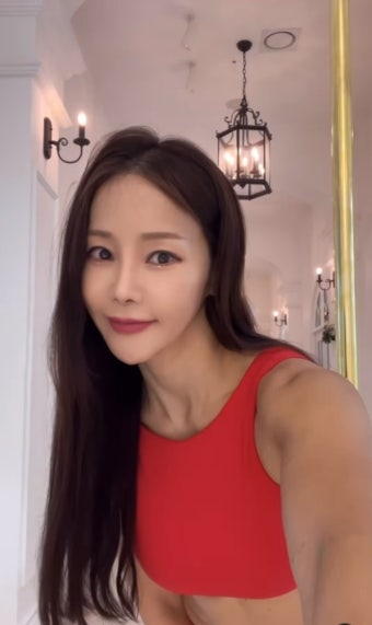 50대 미나, 붉은 브라 톱+숏 팬츠 입고 완벽 S라인 자랑