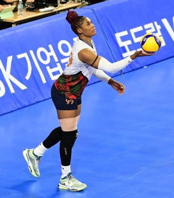 '모마 35득점 폭발' 현대건설, IBK기업은행 3-1 격파… 1위 독주