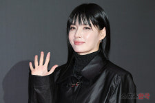모니카, 우아한 올블랙