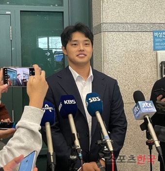 '괴물' 류현진과 맞대결 앞둔 문동주, 어떤 반응 보였을까