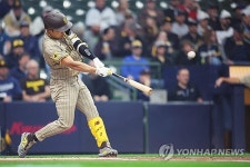 미쳤다 김하성, 첫 타석 스리런포… 현지 중계진 타구가 로켓처럼 날아가