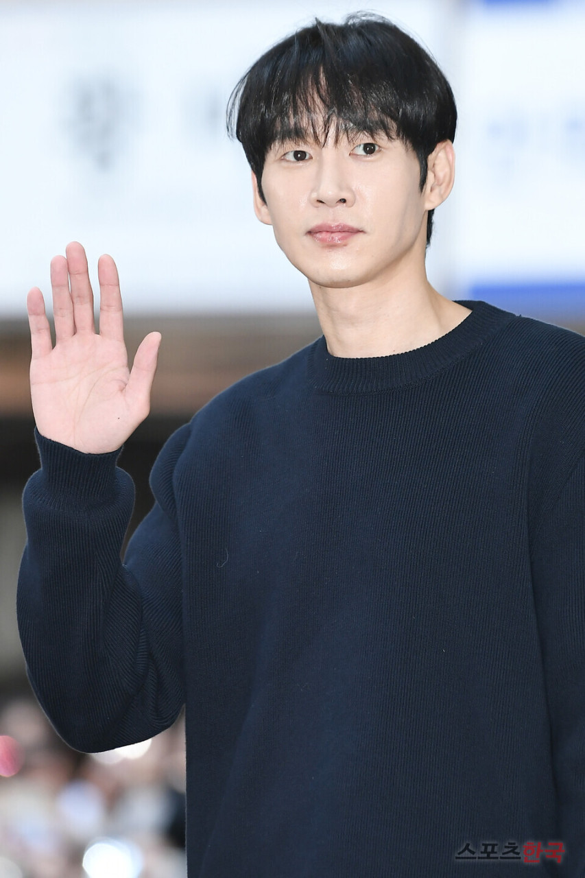 박성훈, 넷플릭스 오징어 게임 AV 표지 사진 게시 논란…당황한 심경 드러내