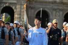 BTS 진, 파리 올림픽 성화봉송에 외신 주목 리볼리 거리 어디를 가도 아미 있었다