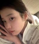아이유, 침대 셀카 공개…꿀피부 시선 강탈