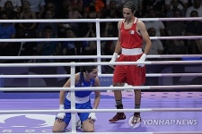 코뼈 부러진 카리니, 남성 염색체 선수에 일방적으로 맞았다… 女복싱 46초 기권 사태