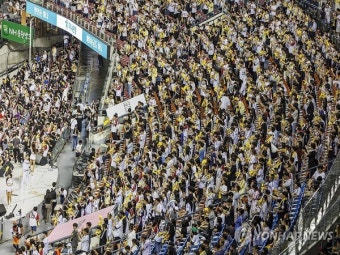 '흥행 미쳤다' KBO리그, 사상 첫 900만 관중 돌파… 1000만 관중 가시권