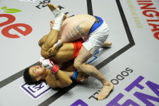 내가 밴텀급 차기 챔피언... 김현우, 트라이앵글 초크로 삼바 파이터 격파[로드FC 069]