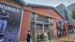 [현장] 무신사, 성수@대림창고 오픈…여성복 무진장 많은 곳