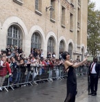 나나, 타투 흔적 사라진 완벽 비율 몸매… 파리 매료 시켰다