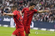 '시즌 첫골' 김민재, 좋아하지도 못해... 뮌헨, '극장실점 무승부'에 울었다