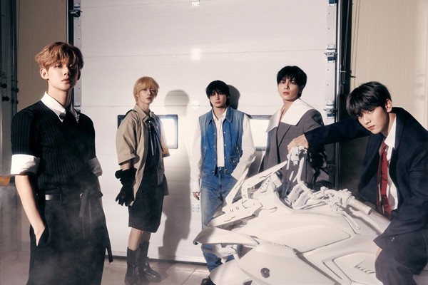 투모로우바이투게더, 역대 K-pop 그룹 최단 기간 더블 밀리언셀러 기록 달성!