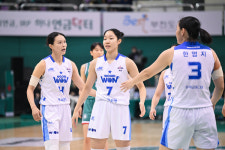 부천만 오면 강해지는 우리은행, 하나은행 꺾고 공동 1위 등극