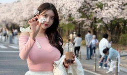 치어리더 김현영, 벚꽃 비주얼로 즐긴 꽃놀이…폭발적 볼륨감 시선 강탈