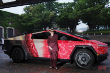 지드래곤, 사이버 트럭 타고 등장