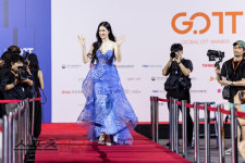 부산 레드카펫 달군 이수현, 국제 OTT 어워즈 라이징 스타상 수상 큰 영광