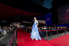 부산 레드카펫 달군 이수현, 국제 OTT 어워즈 라이징 스타상 수상 큰 영광