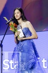 부산 레드카펫 달군 이수현, 국제 OTT 어워즈 라이징 스타상 수상 큰 영광