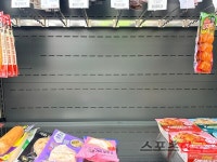 [현장] 할인 행사라 왔는데…화물연대 파업에 CU 간편식 매대 텅