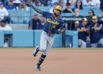 '44년만의 WS' 현실로…다저스 스넬도 무너뜨린 밀워키, NLCS 3연승 질주