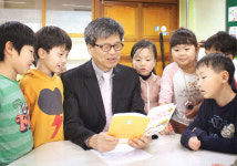동심 밭에 문학의 씨앗 뿌리는 교장 선생님