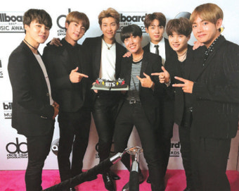 방탄소년단, 빌보드 뮤직 어워드 '톱소셜 아티스트'트로피 품었다
