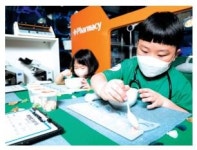 [사진 스케치] 롯데월드 아쿠아리움, 동물병원·펭귄 놀이방 체험 선보여