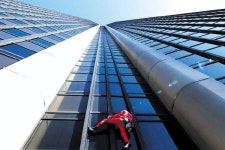 환갑 맞은 프랑스 스파이더맨, 210m 초고층 빌딩 맨손 등반 화제