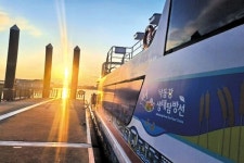 낙동강 생태 탐방선에 노을 투어 도입
