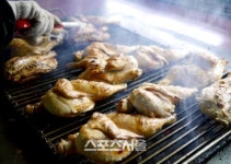 [고기박사 최계경의 육도락기행]숯향기를 품은 닭, 이태원 숯불 바베큐치킨