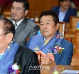[SS포토]한국축구 레전드 박창선, 부산카파FC 창단을 축하하러 왔어요