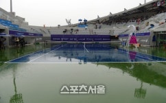 [SS포토] 비 내리는 테니스 경기장,  男 테니스 복식 지연