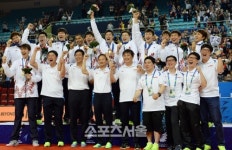 [SS포토] 한국 남자 농구, 12년만에 감격 '금메달'